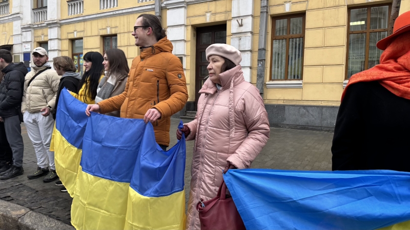 Вінничани утворили «живий ланцюг» у центрі міста до Дня Соборності України