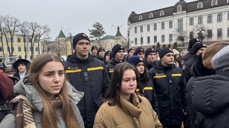 Вінничани утворили «живий ланцюг» у центрі міста до Дня Соборності України