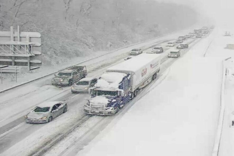 "Дощ потужними потоками води хлине на міста прямо завтра, вдарить мороз у -14 градусів": злива і снігопад пруть на авто