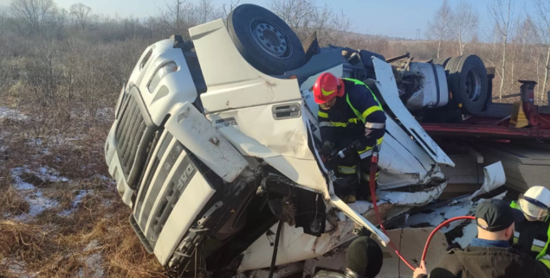 На Франківщині з траси вилетіла фура: водія діставали рятувальники (ФОТО)