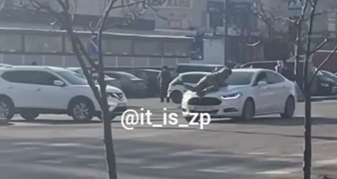 Поліцейські встановили особу водія, який ледь не збив пішохода, а потім &laquo;катав&raquo; на капоті свого авто військового, - подробиці