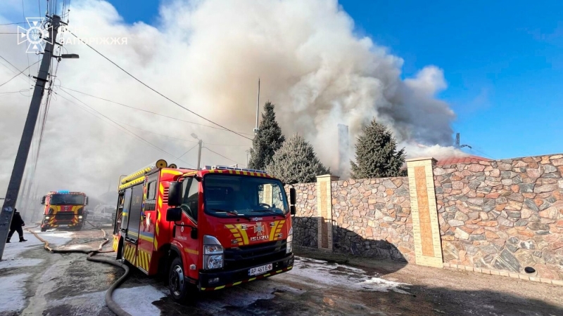 У Запоріжжі півсотні рятувальників гасили масштабну пожежу у приватному секторі