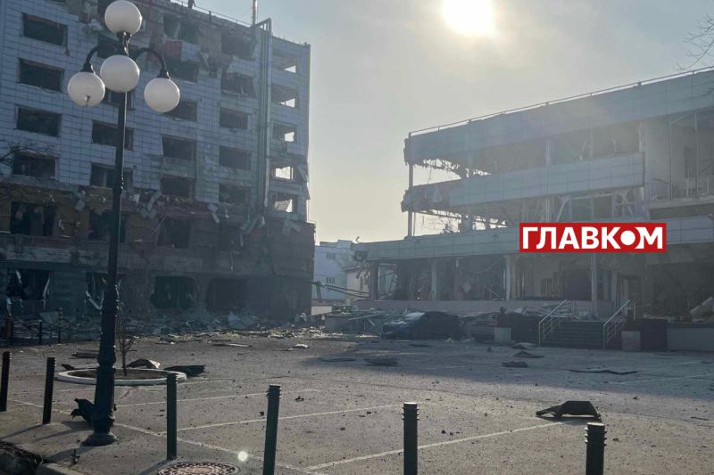 Зруйновані будівлі, пошкоджені авто, глибока вирва. Репортаж з місця ракетного удару в Києві