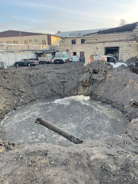 Зруйновані будівлі, пошкоджені авто, глибока вирва. Репортаж з місця ракетного удару в Києві