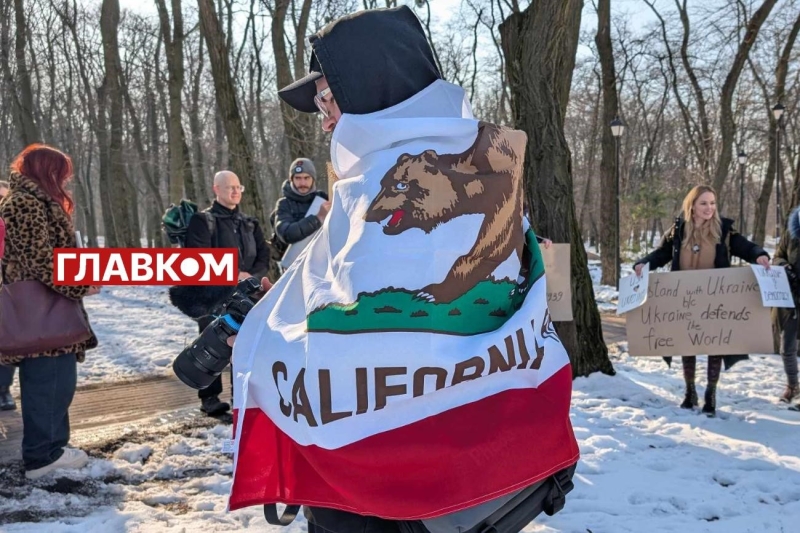 Громадяни США влаштували пікет під своїм посольством у Києві (фото, відео)