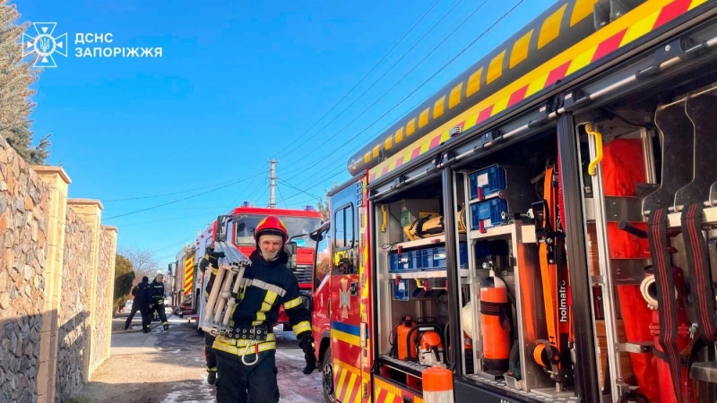 У Запоріжжі півсотні рятувальників гасили масштабну пожежу у приватному секторі
