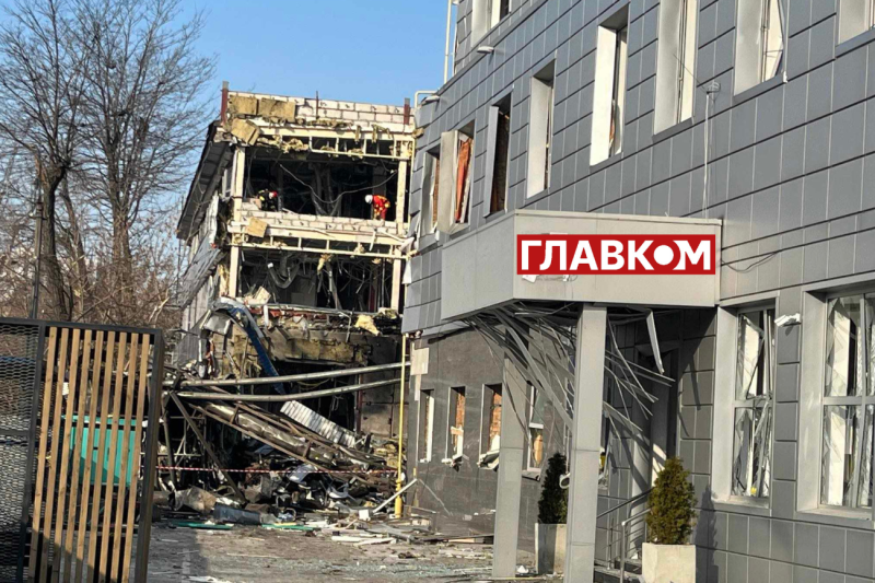 Зруйновані будівлі, пошкоджені авто, глибока вирва. Репортаж з місця ракетного удару в Києві