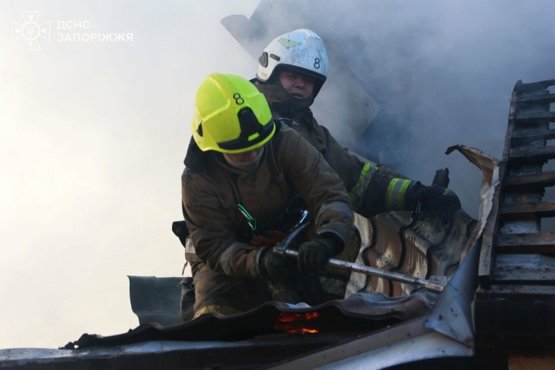 У Запоріжжі півсотні рятувальників гасили масштабну пожежу у приватному секторі