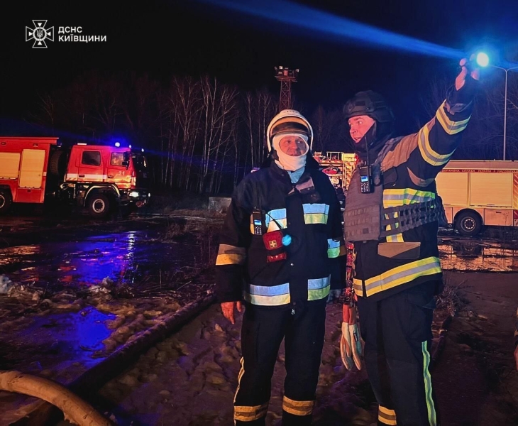 На Київщині через атаку дронів виникла масштабна пожежа (фото)