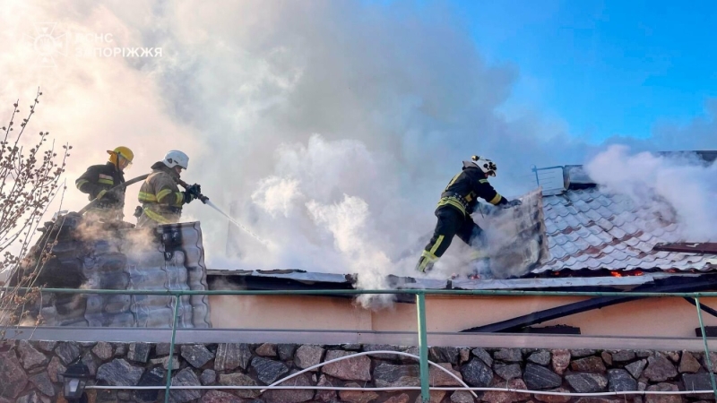 У Запоріжжі півсотні рятувальників гасили масштабну пожежу у приватному секторі