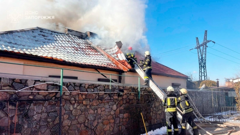 У Запоріжжі півсотні рятувальників гасили масштабну пожежу у приватному секторі