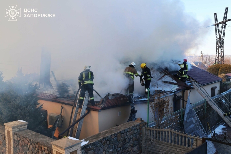 У Запоріжжі півсотні рятувальників гасили масштабну пожежу у приватному секторі