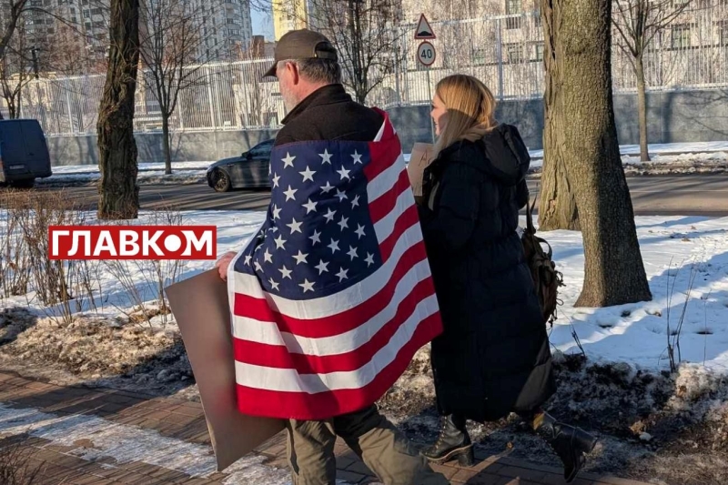 Громадяни США влаштували пікет під своїм посольством у Києві (фото, відео)