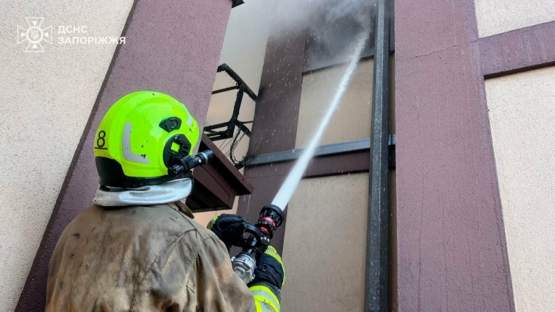 У Запоріжжі півсотні рятувальників гасили масштабну пожежу у приватному секторі
