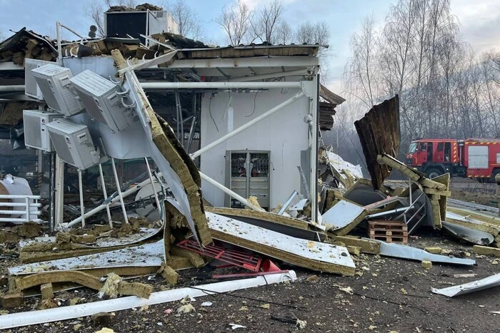 Потрощені будинки та пожежі: шахеди вночі атакували Київщину (фото)