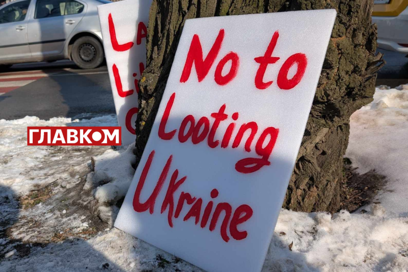 &laquo;Україна &ndash; не резервація&raquo;. Українці вийшли на мітинг під посольство США у Києві (фото)