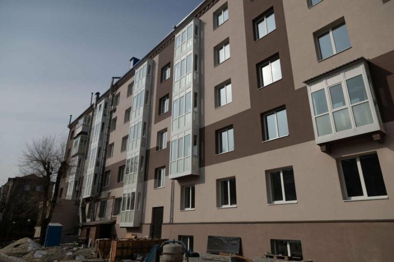 У Запоріжжі відновлюють багатоповерхівку, зруйновану ракетним ударом