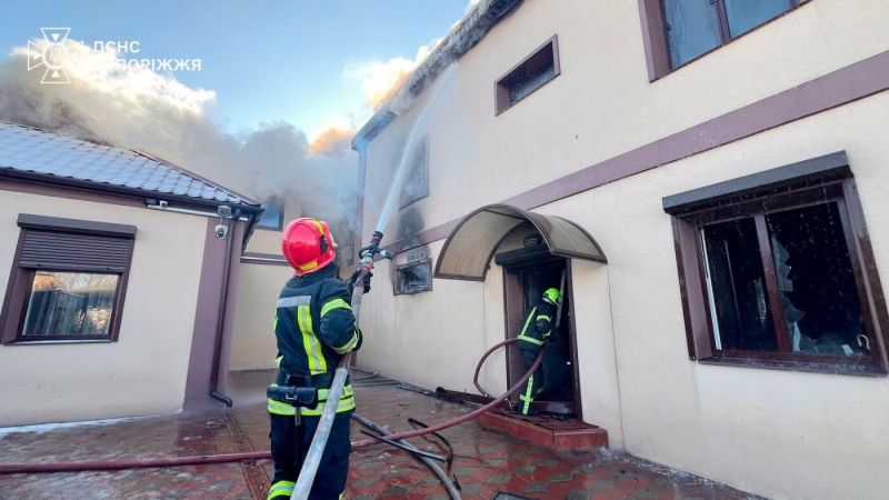 У Запоріжжі півсотні рятувальників гасили масштабну пожежу у приватному секторі
