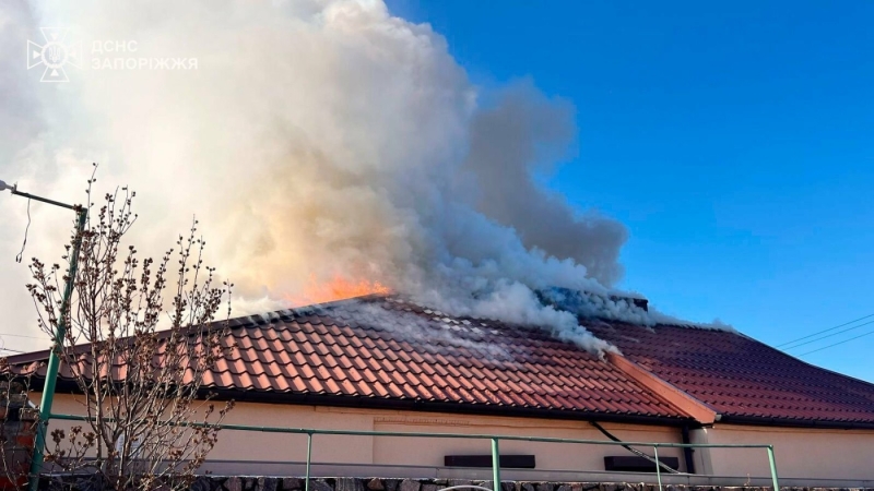 У Запоріжжі півсотні рятувальників гасили масштабну пожежу у приватному секторі