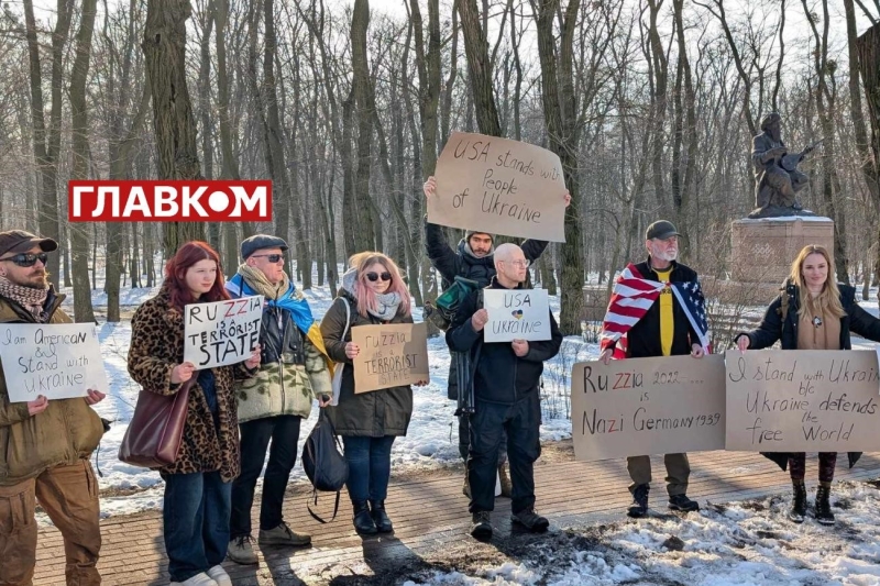 Громадяни США влаштували пікет під своїм посольством у Києві (фото, відео)