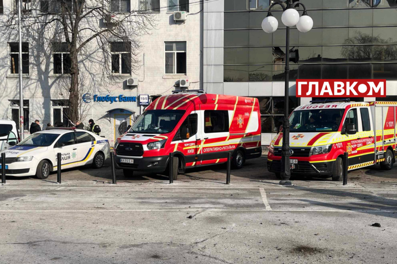 Зруйновані будівлі, пошкоджені авто, глибока вирва. Репортаж з місця ракетного удару в Києві