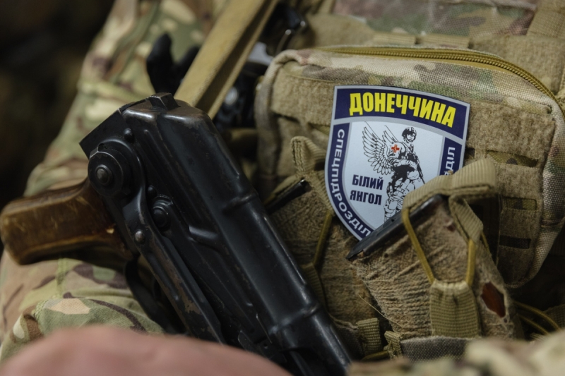 «Білі янголи» щодня під обстрілами рятують людей: як поліцейські працюють на лінії фронту