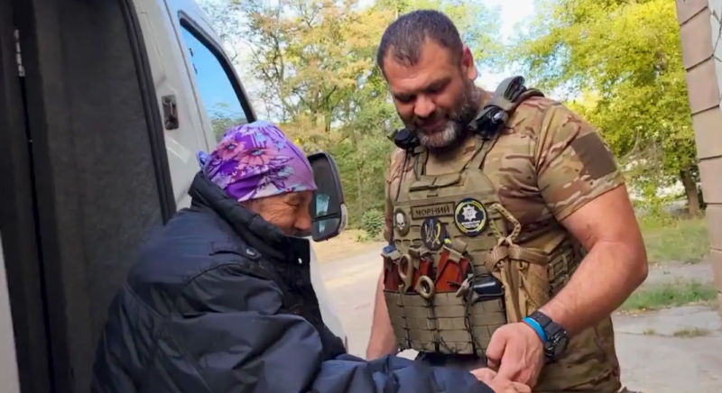 «Білі янголи» щодня під обстрілами рятують людей: як поліцейські працюють на лінії фронту