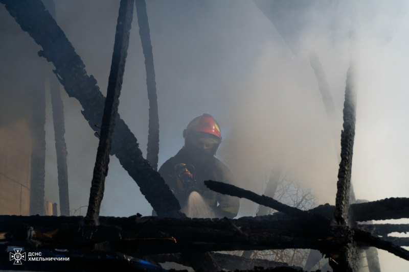 Рятувальники загасили пожежу в будинку на Глушенкова в Хмельницькому