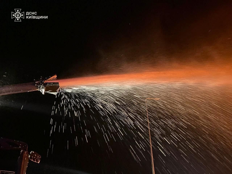 На Київщині через атаку дронів виникла масштабна пожежа (фото)