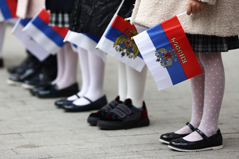 У Сімферополі школярів залучають до плетіння маскувальних сіток для військових РФ