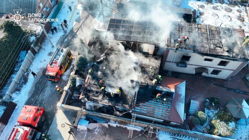 У Запоріжжі півсотні рятувальників гасили масштабну пожежу у приватному секторі