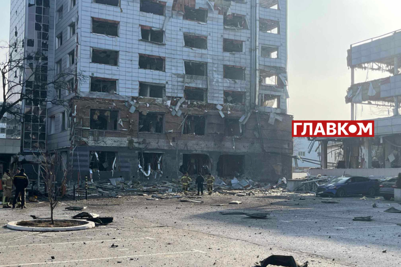 Зруйновані будівлі, пошкоджені авто, глибока вирва. Репортаж з місця ракетного удару в Києві