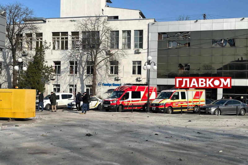 Зруйновані будівлі, пошкоджені авто, глибока вирва. Репортаж з місця ракетного удару в Києві