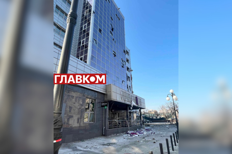 Зруйновані будівлі, пошкоджені авто, глибока вирва. Репортаж з місця ракетного удару в Києві