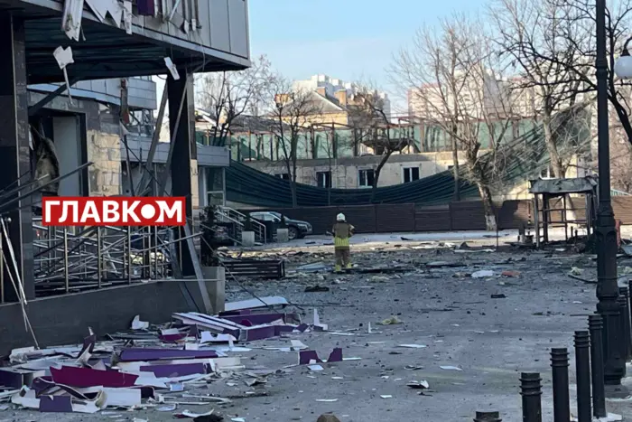 Зруйновані будівлі, пошкоджені авто, глибока вирва. Репортаж з місця ракетного удару в Києві