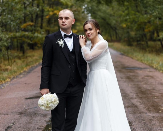 Молодята на Рівненщині зібрали гроші для української армії