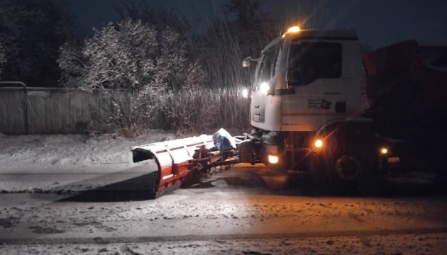 На Рівненщині рясний снігопад – дороги почали посипати (ВІДЕО)