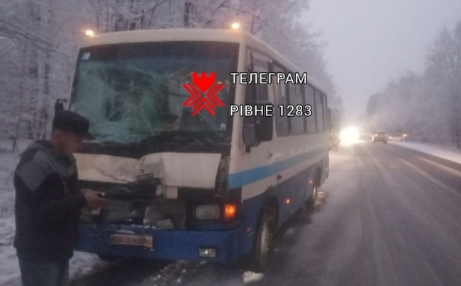 На Рівненщині водій розбив маршрутку, коли обганяв вантажівку