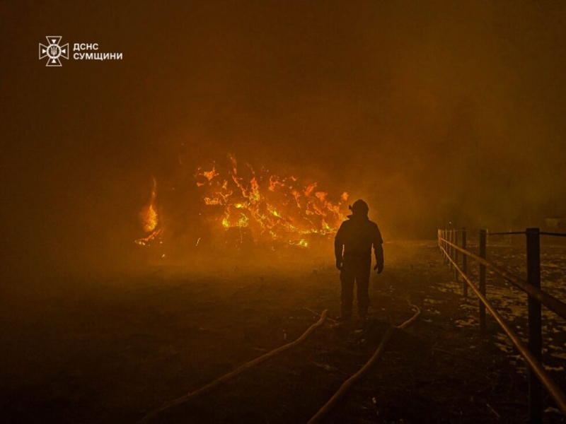 На Роменщині вогнеборці ліквідували масштабне загоряння на фермі