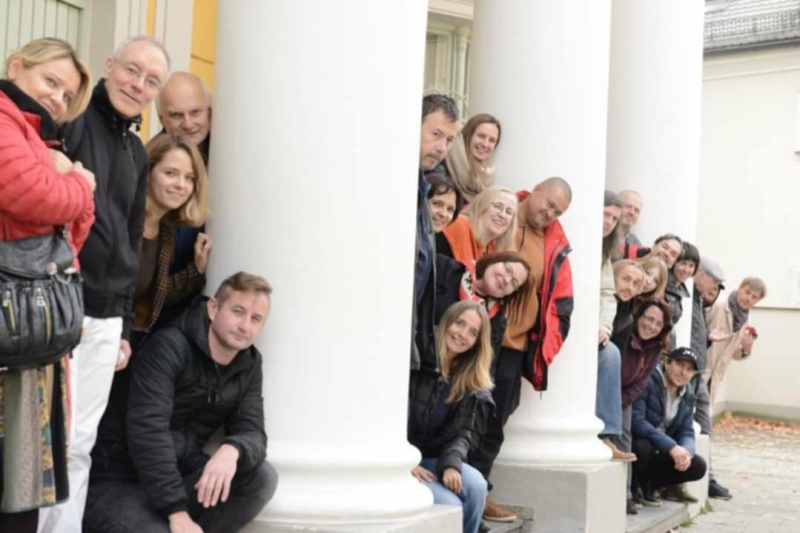 Поетеса з Маріуполя, яка пережила блокаду, 3 роки чекає на чоловіка з полону і розповідає світові правду про війну в Україні