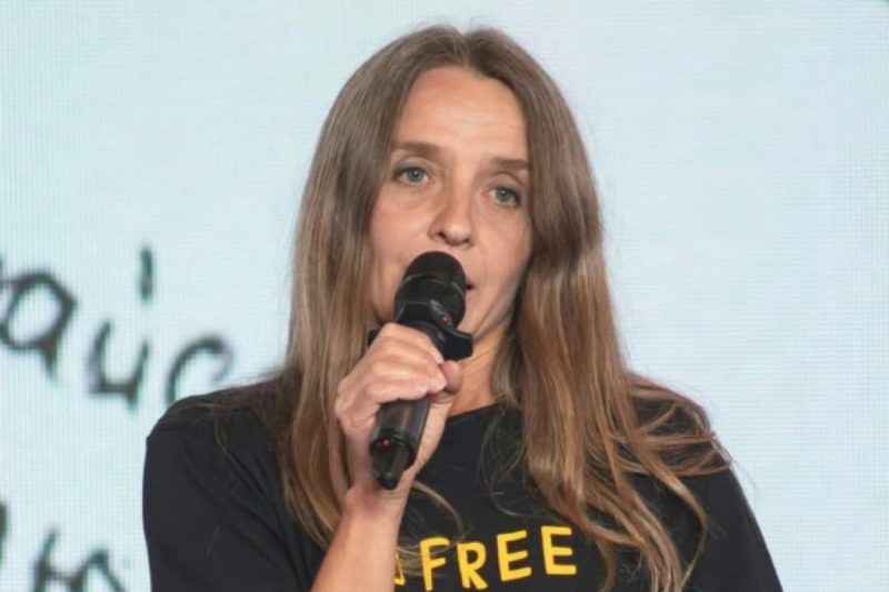 Поетеса з Маріуполя, яка пережила блокаду, 3 роки чекає на чоловіка з полону і розповідає світові правду про війну в Україні