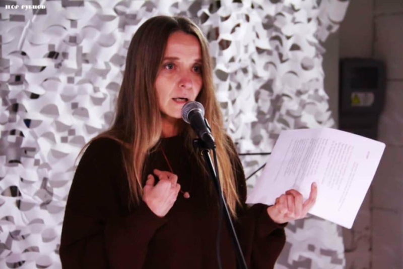 Поетеса з Маріуполя, яка пережила блокаду, 3 роки чекає на чоловіка з полону і розповідає світові правду про війну в Україні