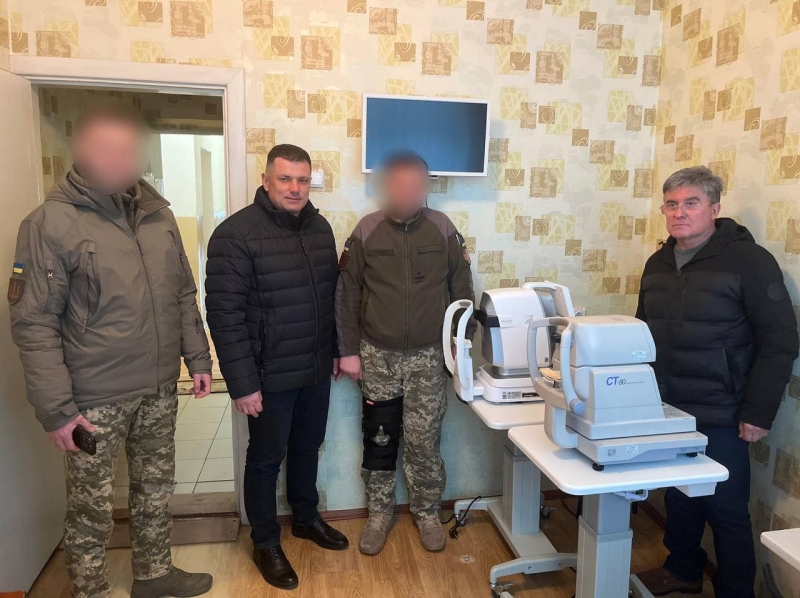 Працівники Вінницького Хабу МХП передали госпіталю обладнання, яке закупили за власні премії