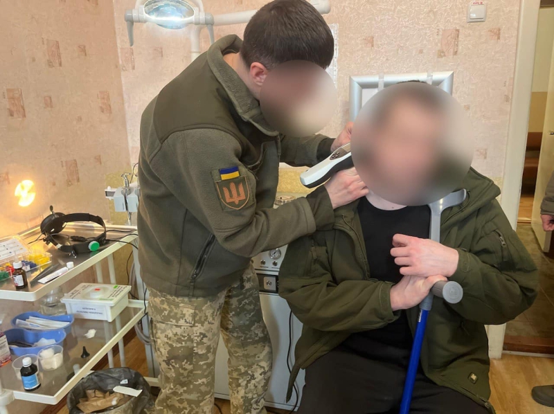 Працівники Вінницького Хабу МХП передали госпіталю обладнання, яке закупили за власні премії