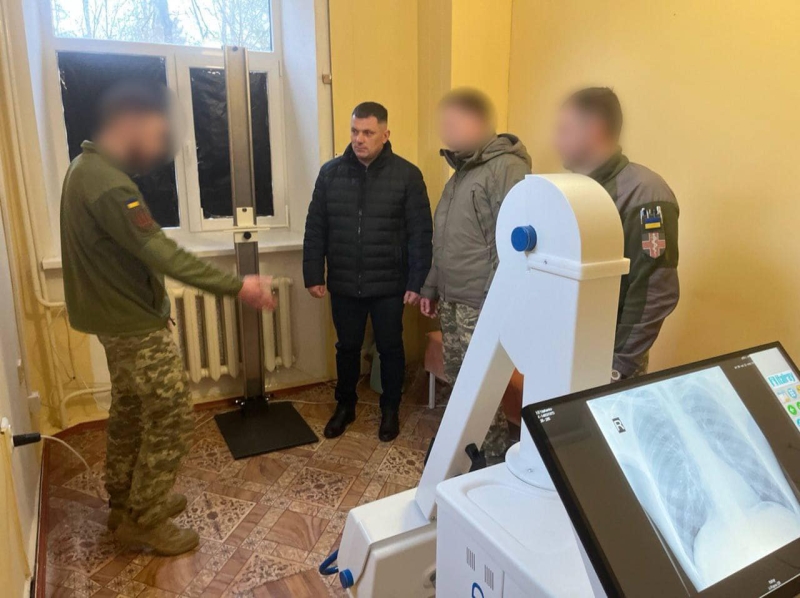 Працівники Вінницького Хабу МХП передали госпіталю обладнання, яке закупили за власні премії