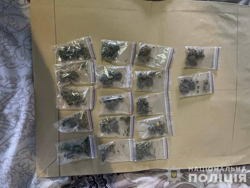 У Глухові поліцейські викрили чоловіка в зберіганні та розповсюдженні наркотиків