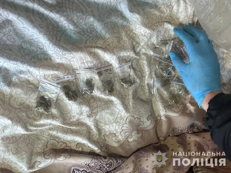 У Глухові поліцейські викрили чоловіка в зберіганні та розповсюдженні наркотиків