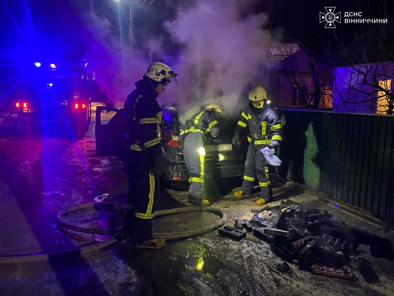 У Хмільнику загорівся автомобіль під час руху