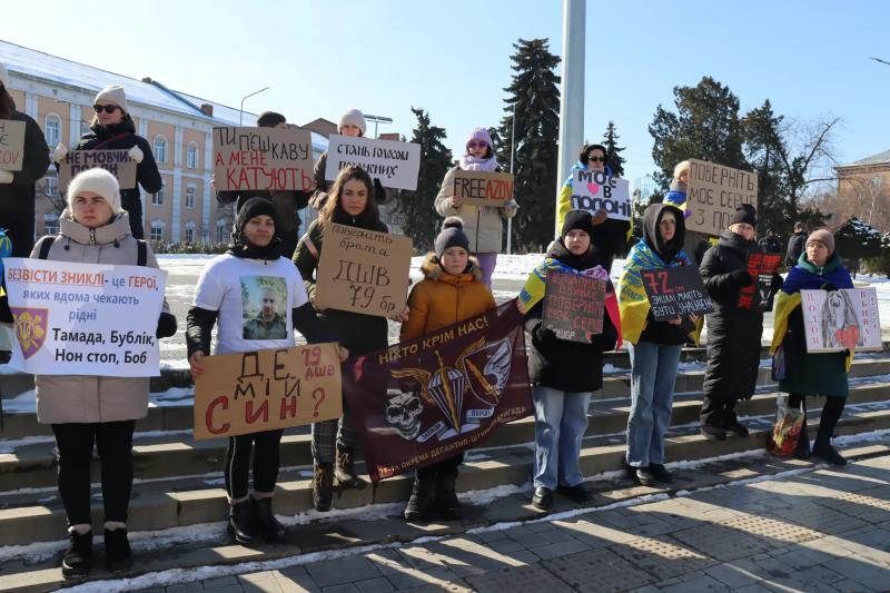 У Полтаві влаштували акцію-нагадування про військовополонених та цивільних бранців рф