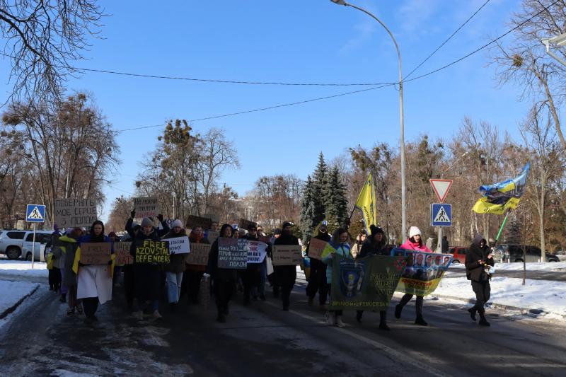 У Полтаві влаштували акцію-нагадування про військовополонених та цивільних бранців рф